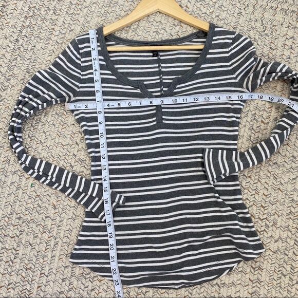 Express gray stripe fitted thermal top small - Picture 4 of 6